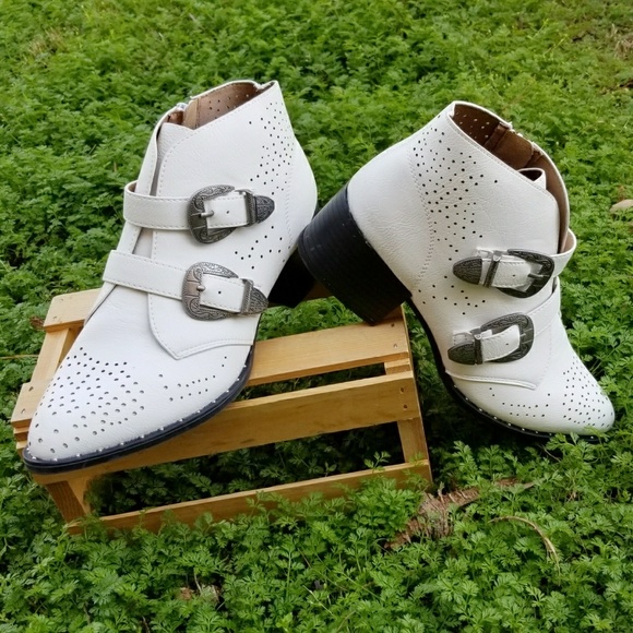 Qupid Shoes - White buckle booties in New condition